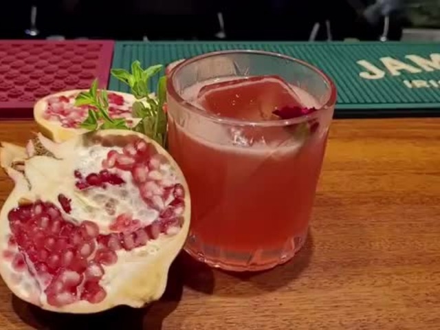 Um brinde ao Ano Novo com o drink de romã Madame Basilli